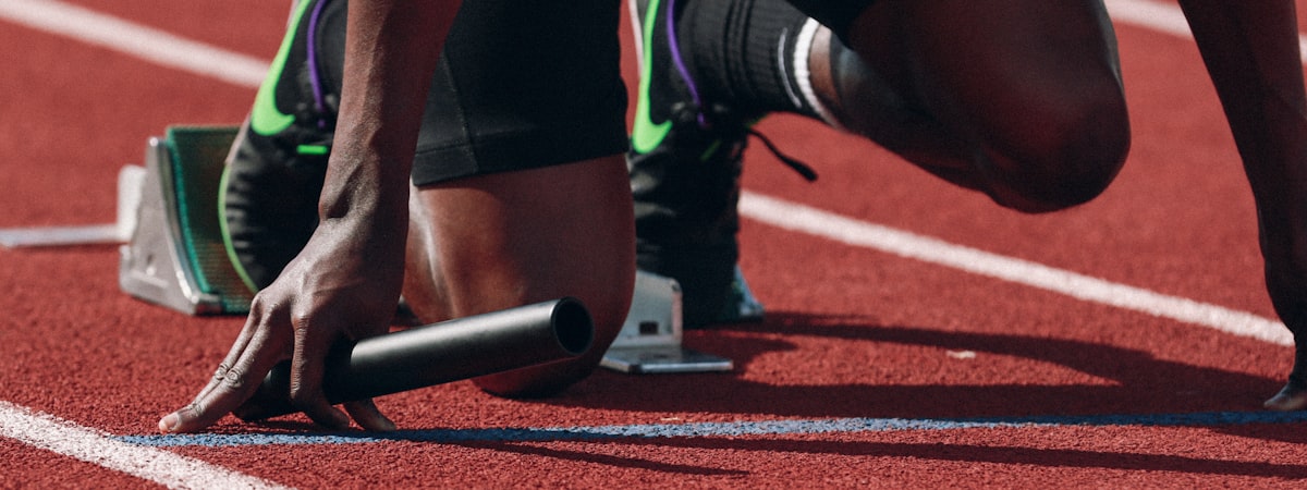 足球运动员在训练场上进行战术演练的团队场景