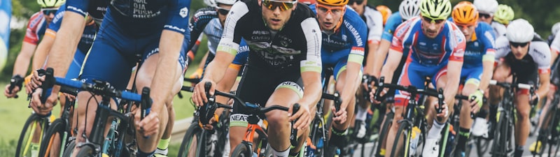 F1赛车在赛道上飞驰的极速场景