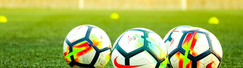 网球运动员在红土场上发球的专业动作