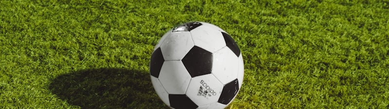 足球运动员在绿茵场上激烈拼抢的瞬间